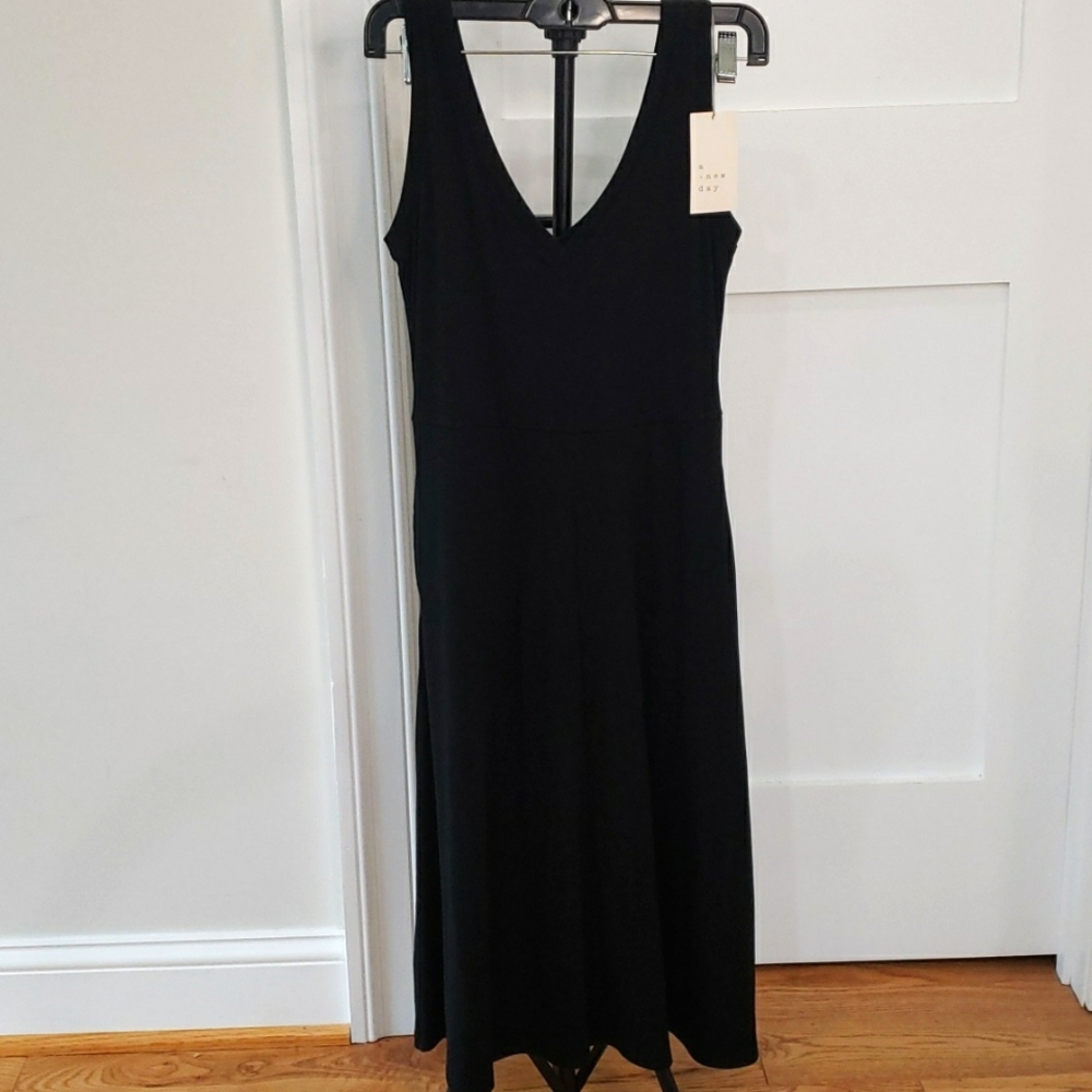 Black Swing V- Neck Dress: Size Small